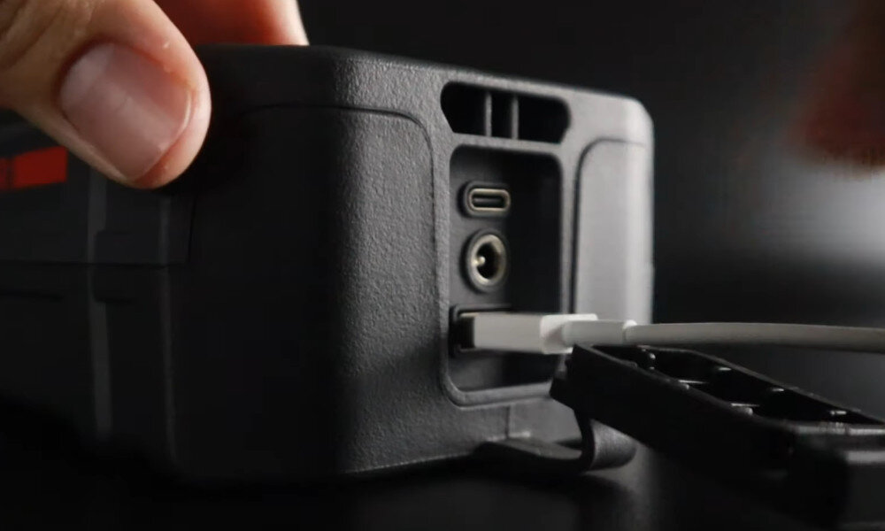 Porty USB-C USB-A i DC urządzenia LOKITHOR J401X