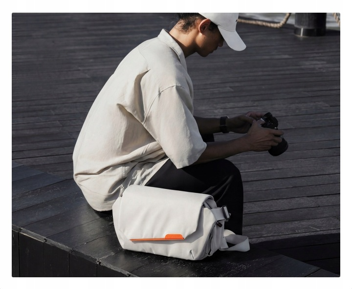 Torba K&F Concept Urban Wander 14 zamocowana na walizce podróżnej