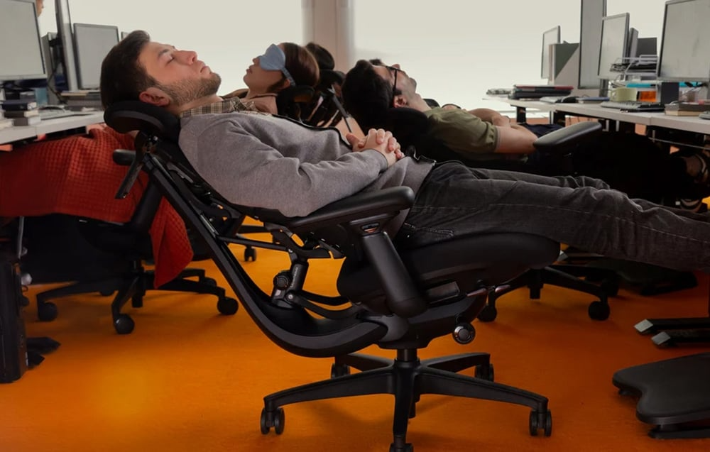 Użytkownicy odpoczywający na mocno odchylonych krzesłach ergonomicznych LiberNovo Omni SE