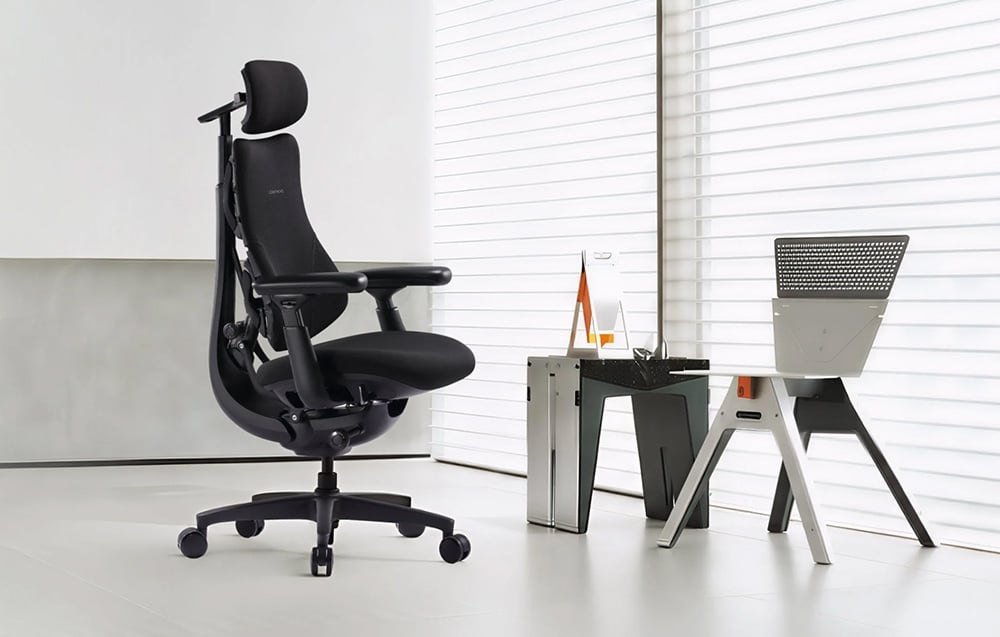 Czarne krzesło ergonomiczne LiberNovo Omni SE 48 cm w nowoczesnym wnętrzu