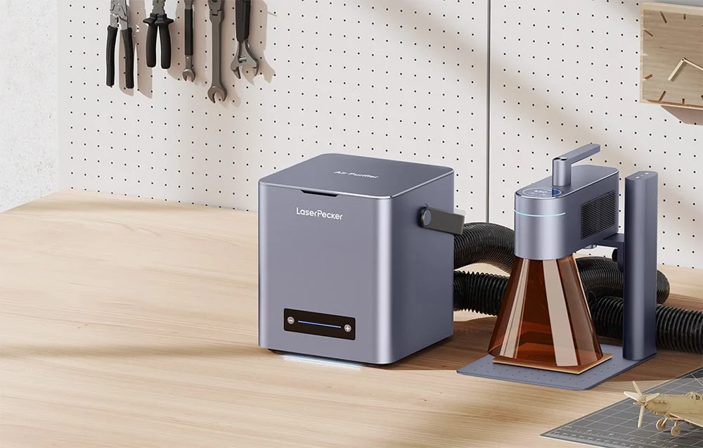 Kompaktowy pochłaniacz dymu LaserPecker Air Purifier w pracowni grawerowania