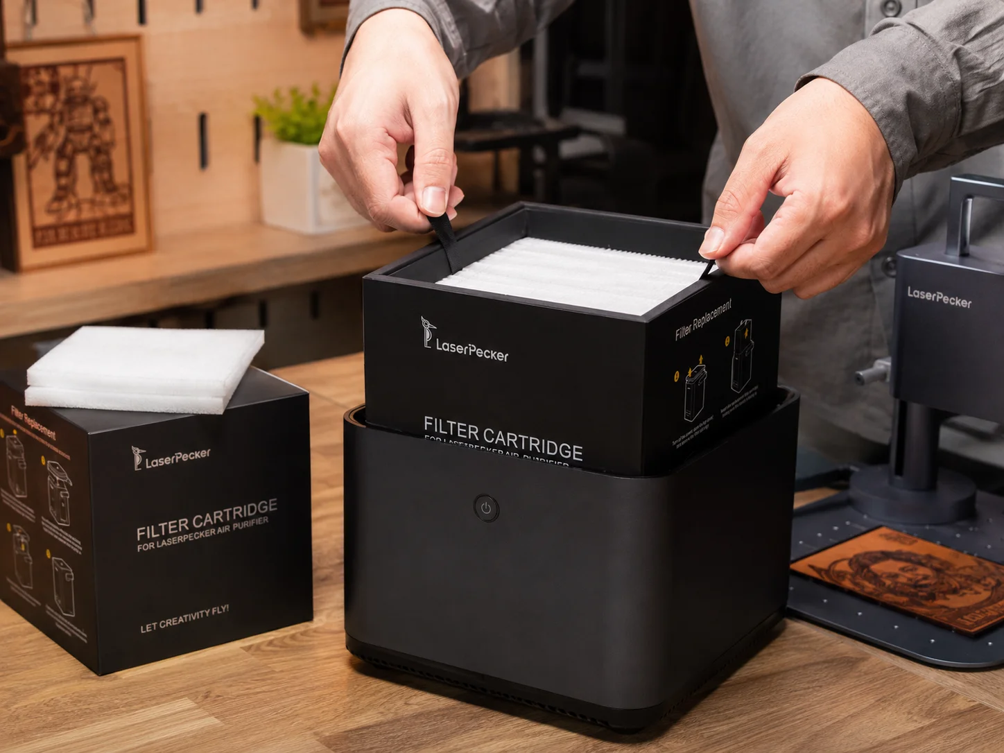 Wymiana filtra LaserPecker Air Purifier po kilku miesiącach pracy z grawerką laserową