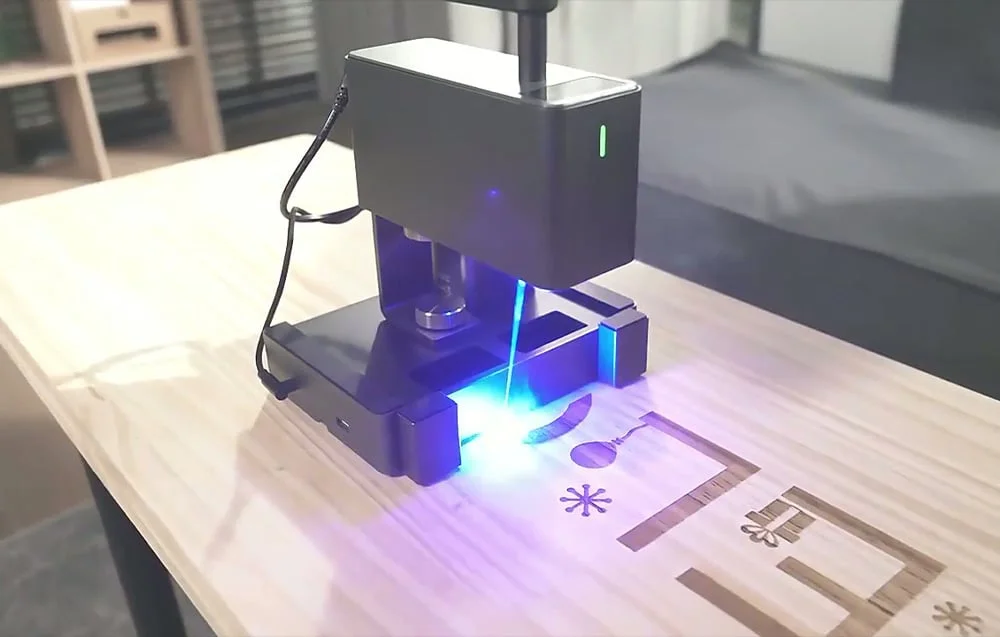 Kompaktowa grawerka LaserPecker 2 Suit do mobilnej pracy i długich projektów