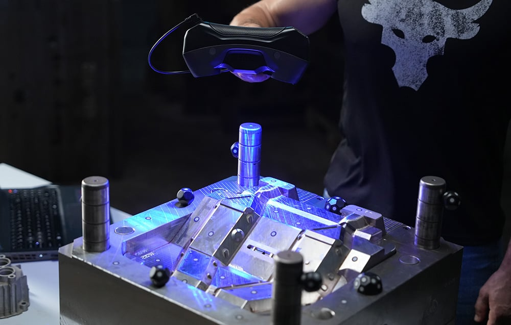 Precyzyjne skanowanie metalowej formy skanerem 3D Revopoint MetroY