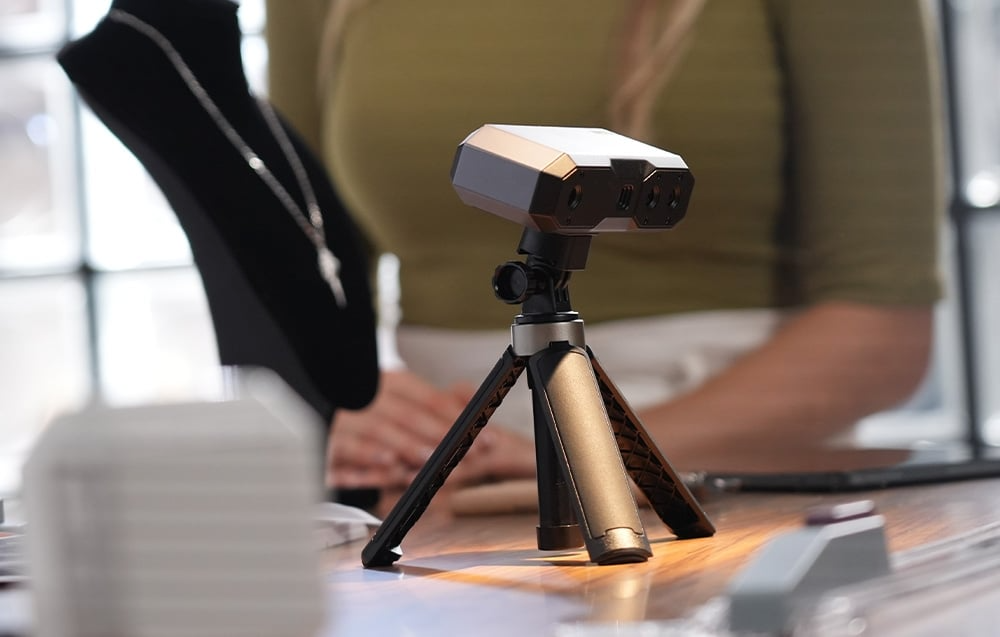 Skaner Revopoint MINI 2 obok ekspozytora z naszyjnikiem