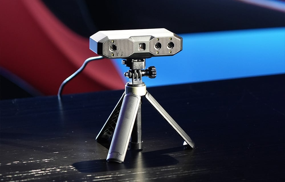 Skaner 3D Revopoint MINI 2 na rozstawionym statywie