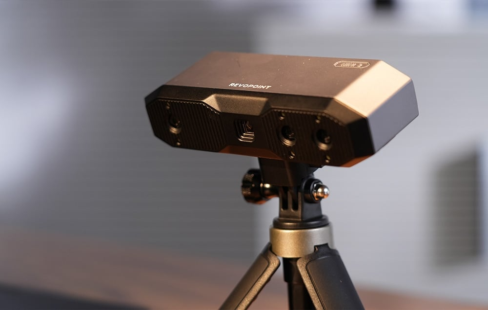 Detale obudowy i kamer skanera 3D Revopoint MINI 2 na statywie