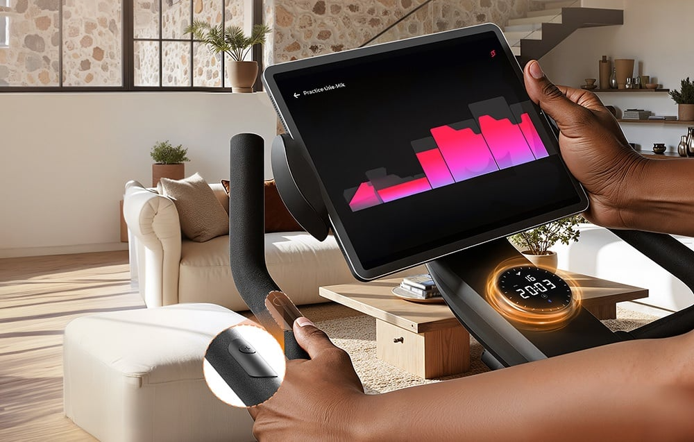 Tablet zamontowany w uchwycie roweru spinningowego MERACH MR-S28B1
