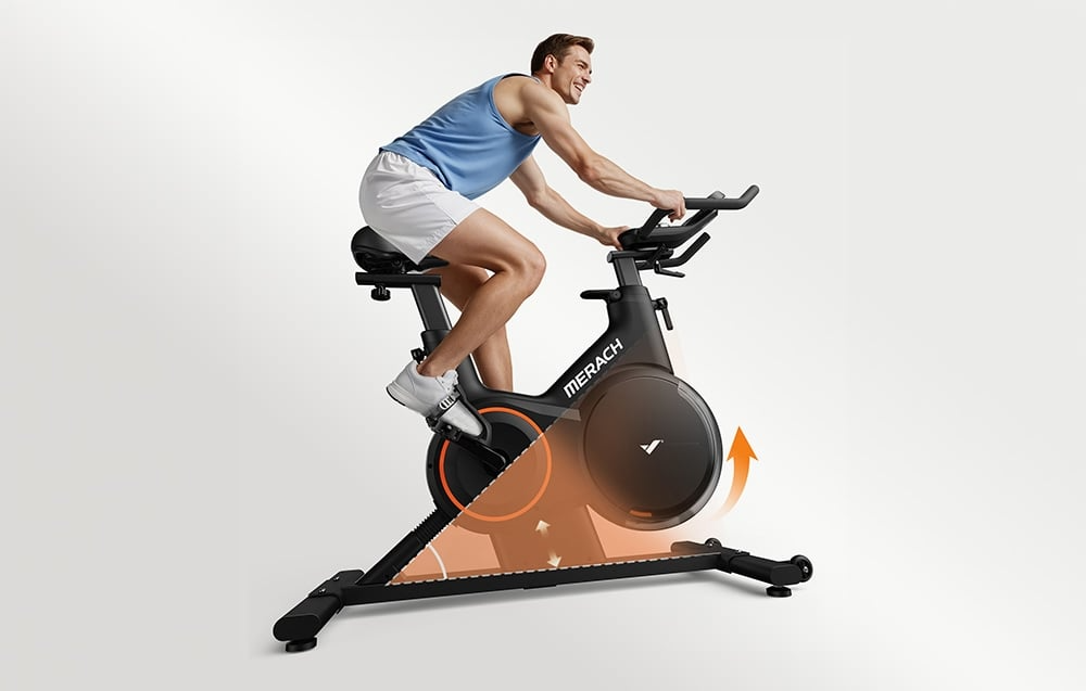 Mężczyzna trenujący na rowerze spinningowym MERACH MR-S28B1 z automatycznym nachyleniem