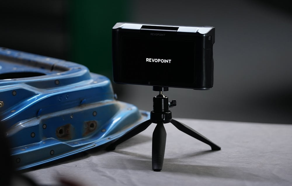 Skaner 3D Revopoint MIRACO zamontowany na statywie