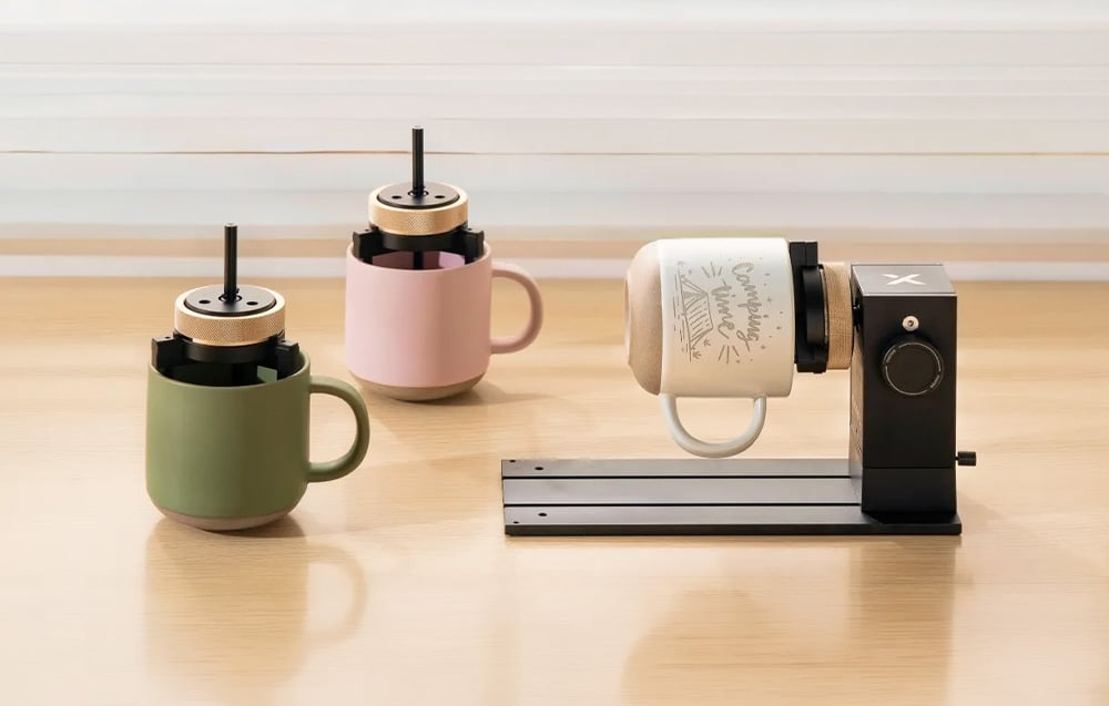 Ceramiczne kubki zamocowane w różnych konfiguracjach przystawki obrotowej xTool RA3 Lite