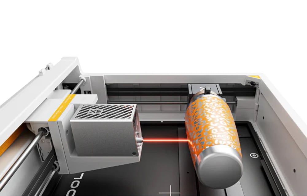 xTool RA3 Lite podczas grawerowania pomarańczowego kubka termicznego