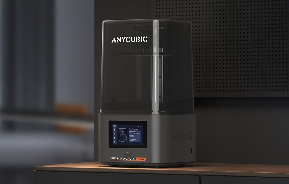 Drukarka żywiczna Anycubic Photon Mono 4 Ultra podczas wykonywania szczegółowego modelu