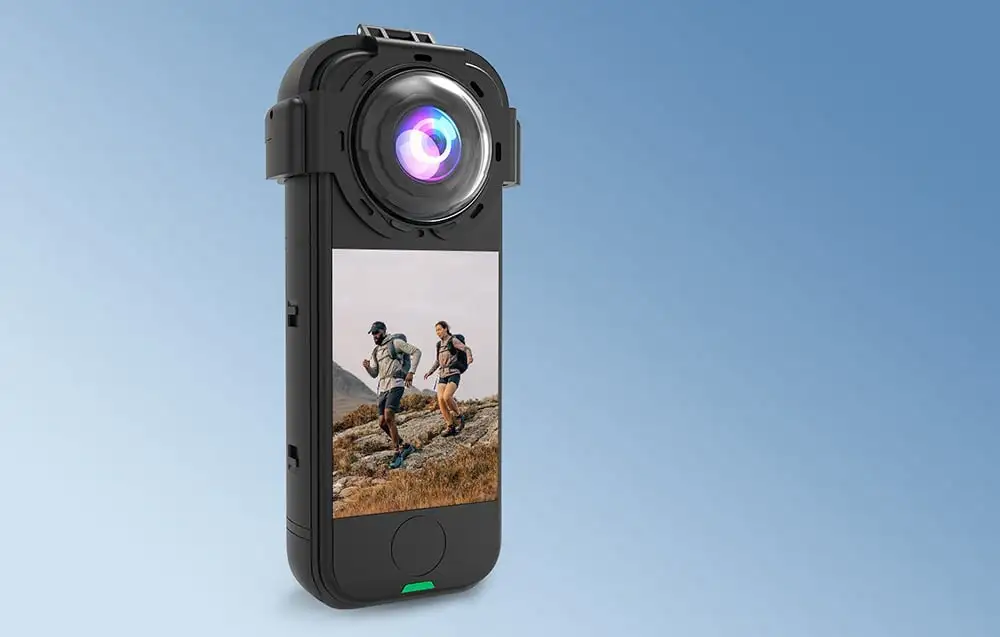 Kamera Insta360 X4 Air z osłoną obiektywu Puluz na niebieskim tle