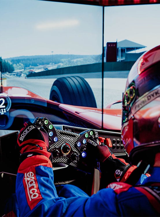 Kierowca w kokpicie korzystający z zestawu MOZA Racing F1