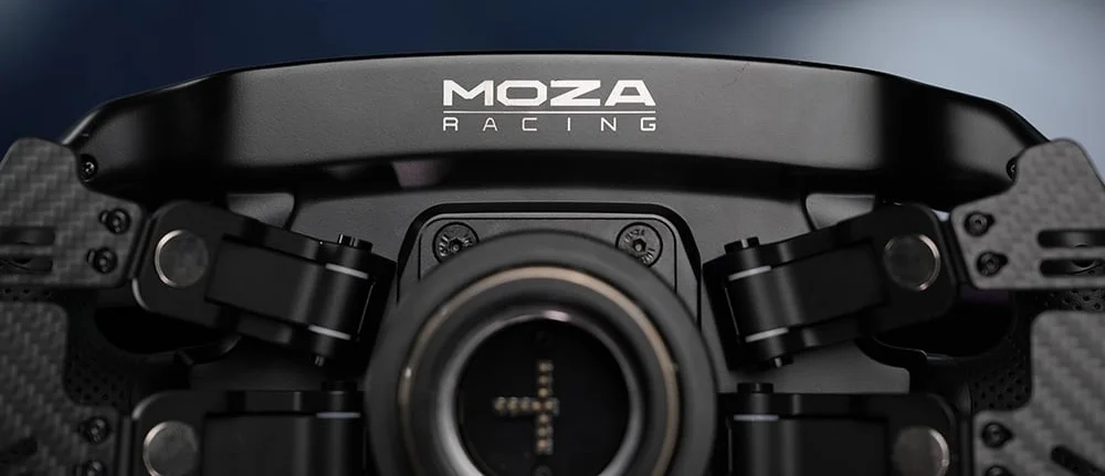 Moza Racing FSR V2 z logo MOZA zamontowana w symulatorze wyścigowym