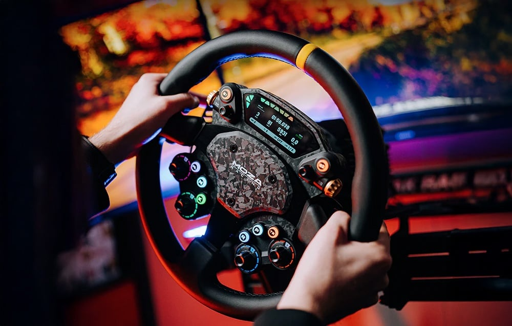 Kierowca korzystający z kierownicy MOZA Racing CS Pro RS093 podczas wyścigu