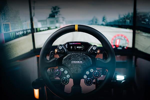 Kierownica MOZA Racing CS Pro z bazą R9 V3 na stanowisku z trzema monitorami