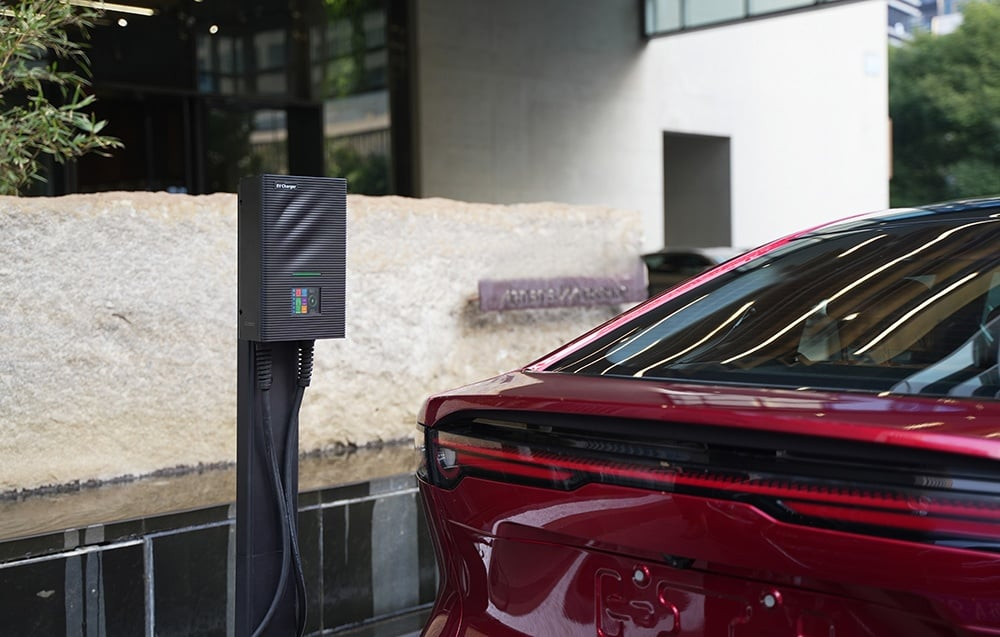 Czerwony samochód elektryczny podłączony do ładowarki BESEN SQW45 22 kW
