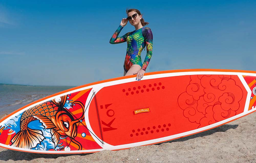 Czerwona deska SUP FunWater Feath-R Lite Koi na plaży