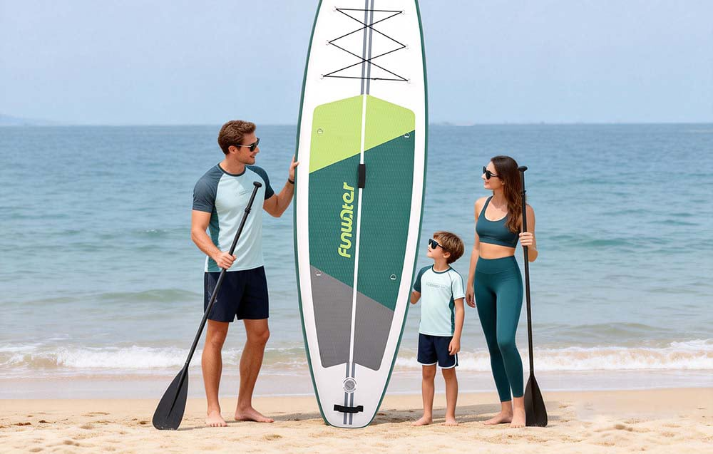 Rodzina na plaży z deską SUP FunWater SUPFW69A i wiosłem