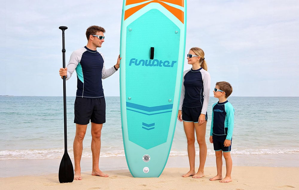 Rodzina na plaży z turkusową deską SUP FunWater SUPFW70A