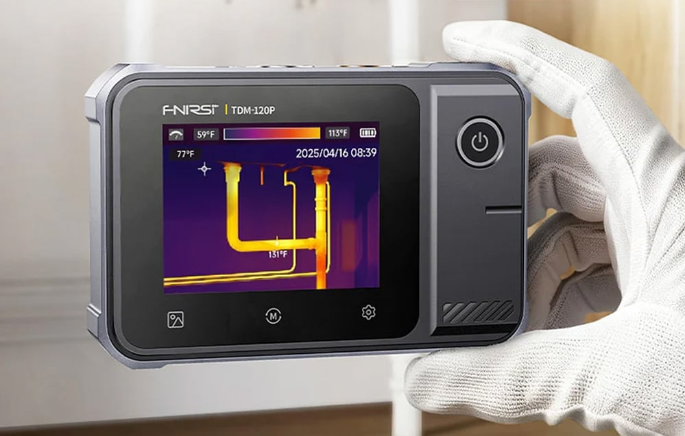 Kamera termowizyjna FNIRSI TDM-120 podczas kontroli temperatury rur z ciepłą wodą