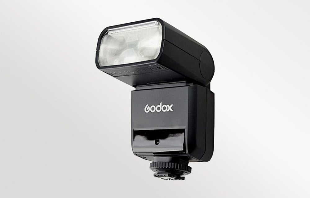Godox TT350C z uniesioną ruchomą głowicą błyskową