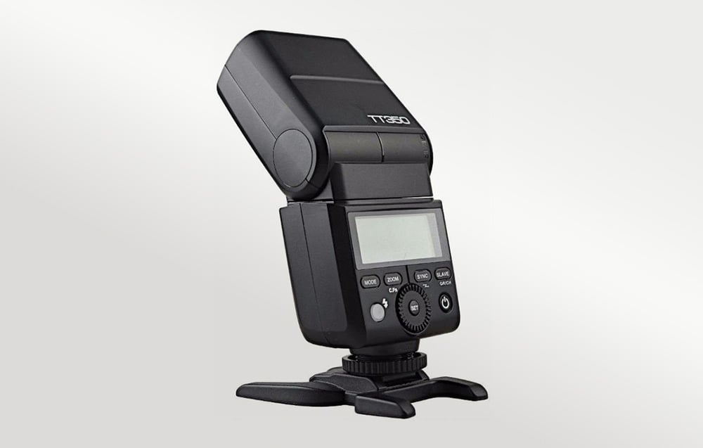 Godox TT350C widok z boku na ekran LCD i panel sterowania