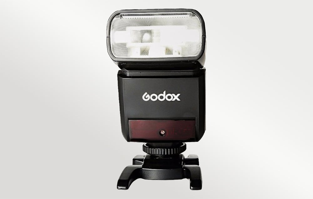 Lampa błyskowa Godox TT350C na podstawce widok z przodu
