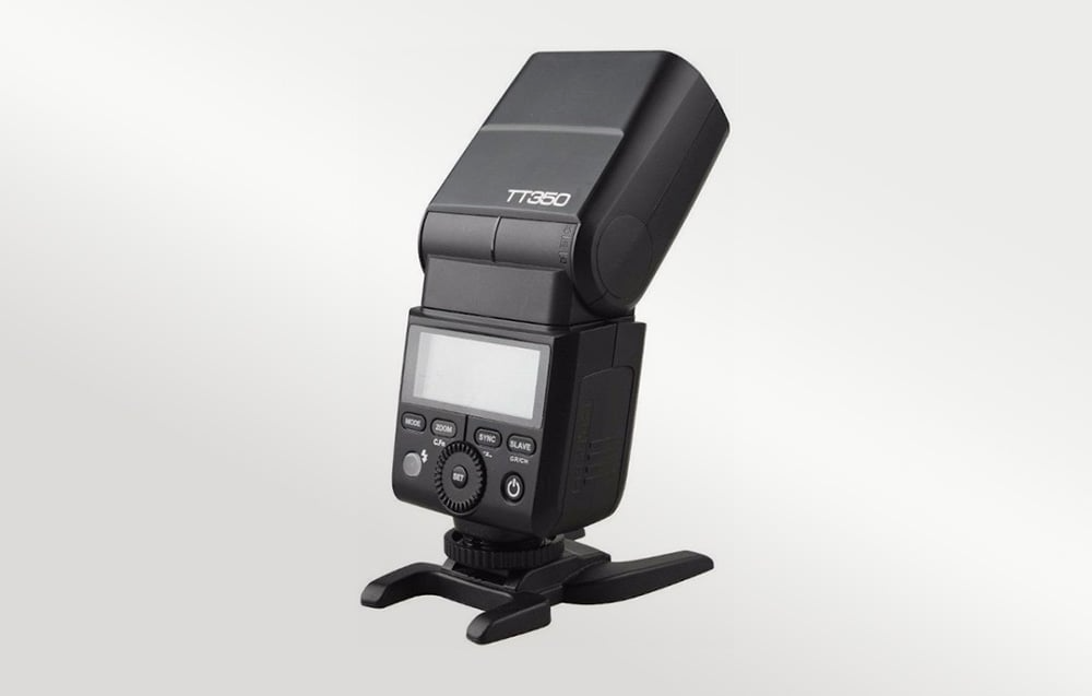 Lampa Godox TT350C na podstawce widok z profilu na tylny panel sterowania