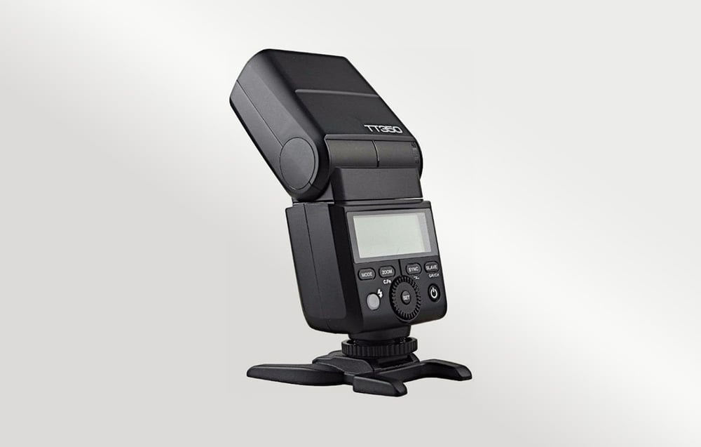 Godox TT350O widok od tyłu z ekranem LCD i odchyloną głowicą