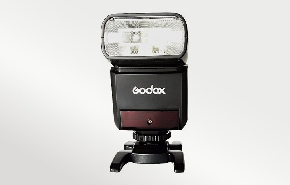 Lampa błyskowa Godox TT350O na podstawce widok z przodu