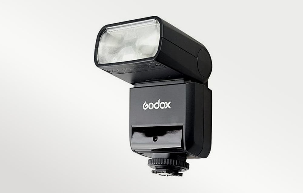 Lampa Godox TT350O z uniesioną głowicą błyskową