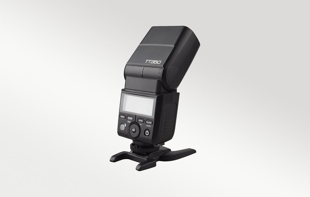 Lampa Godox TT350S z odchyloną głowicą i widocznym ekranem LCD