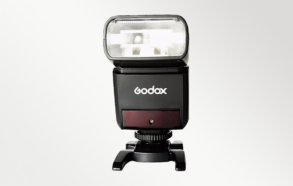 Lampa błyskowa Godox TT350S na podstawce widok z przodu