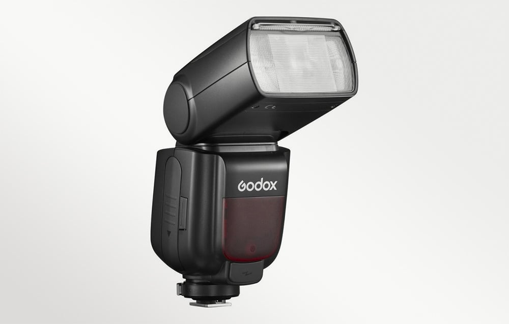 Godox TT685IIO z obróconą i uniesioną głowicą błyskową