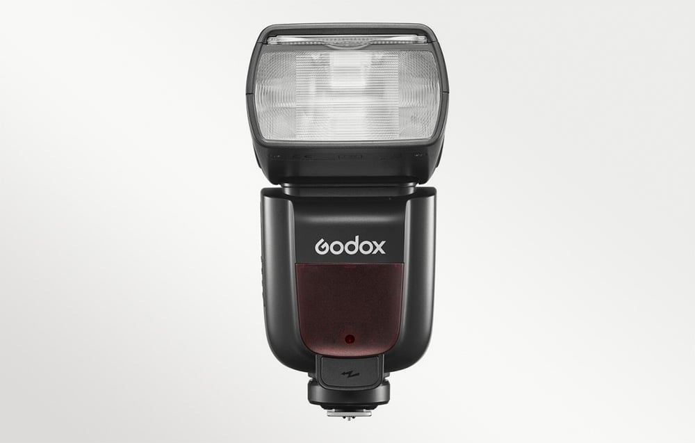 Lampa błyskowa Godox TT685IIO widok z przodu z palnikiem skierowanym na wprost
