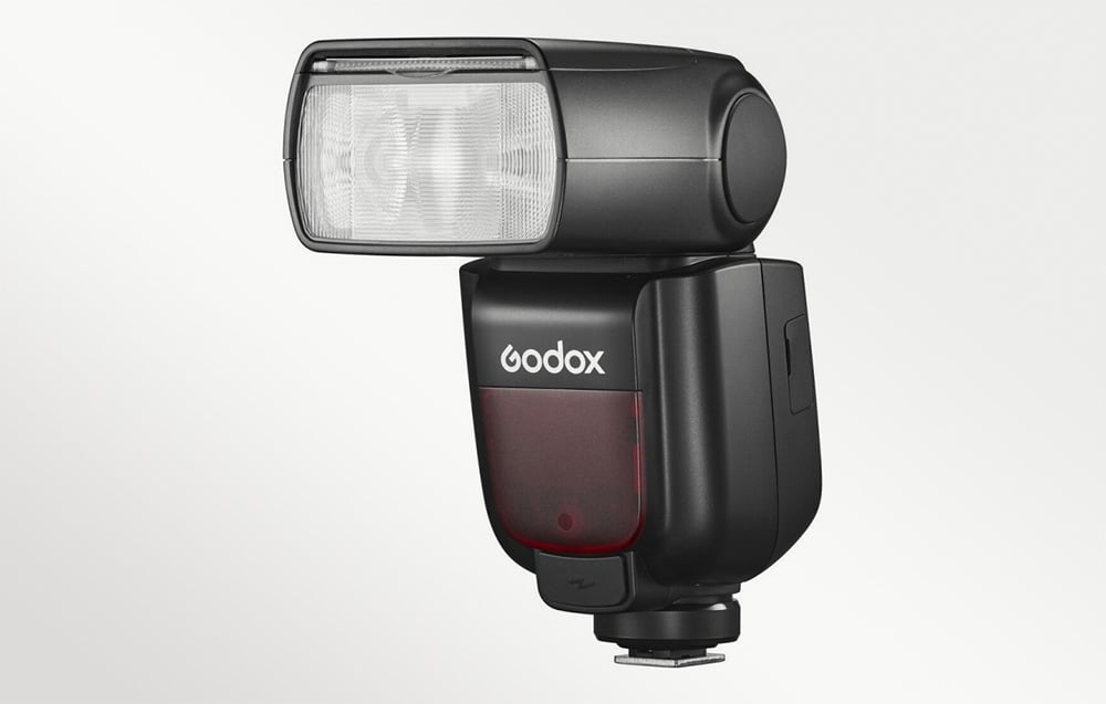 Lampa Godox TT685IIO widok z boku z ruchomą głowicą błyskową
