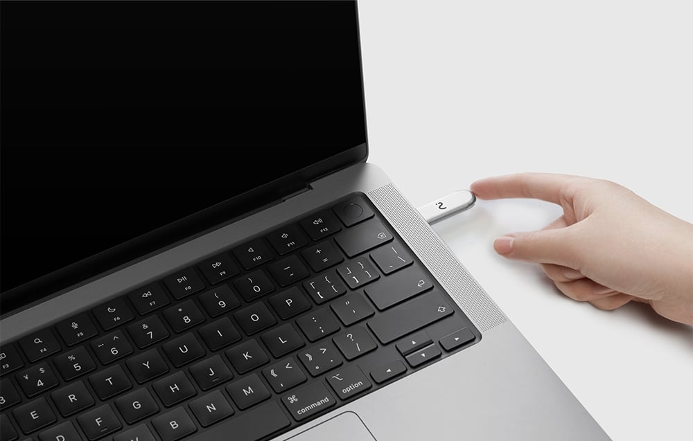 Dongle VIAIM NoteKit podłączony do laptopa podczas nagrywania spotkania