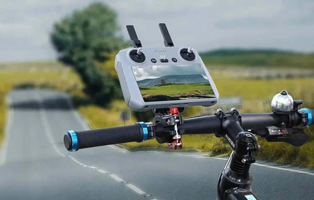 Uchwyt Sunnylife ZJ669 do kontrolera DJI RC 2 zamocowany na kierownicy