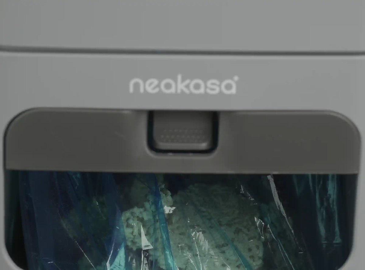 Okienko podglądu w pojemniku Neakasa PooGuard pokazujące poziom zapełnienia worka