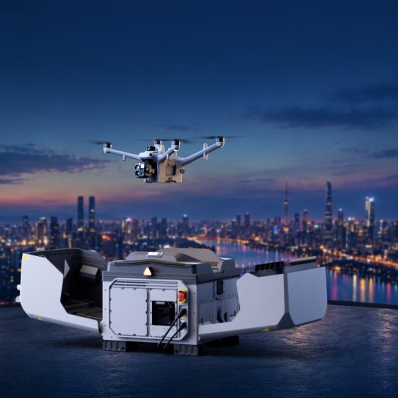 Dron DJI Matrice 5TD startujący nocą z otwartej stacji DJI Dock 4 na dachu
