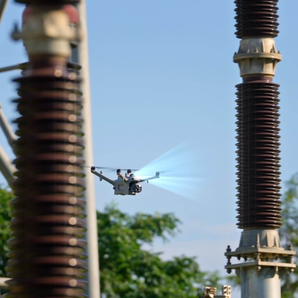 Dron DJI Matrice 5TD podczas inspekcji izolatorów w stacji elektroenergetycznej