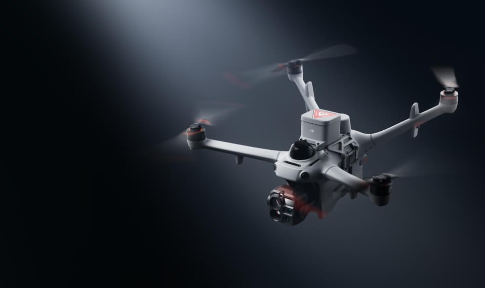 Dron DJI Matrice 5TD z akcesoriami na górnym i bocznych mocowaniach