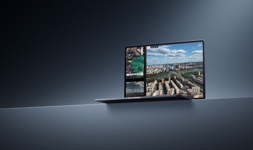 Laptop z platformą DJI FlightHub 2 i podglądem na żywo z drona