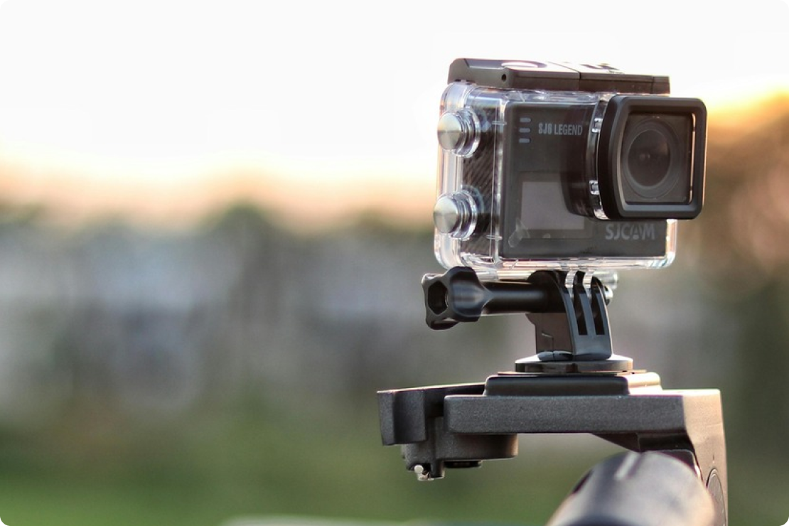 Jak nagrywać dynamiczne ujęcia rowerowe jesienią? Gimbal i kamera sportowa jako duet idealny
