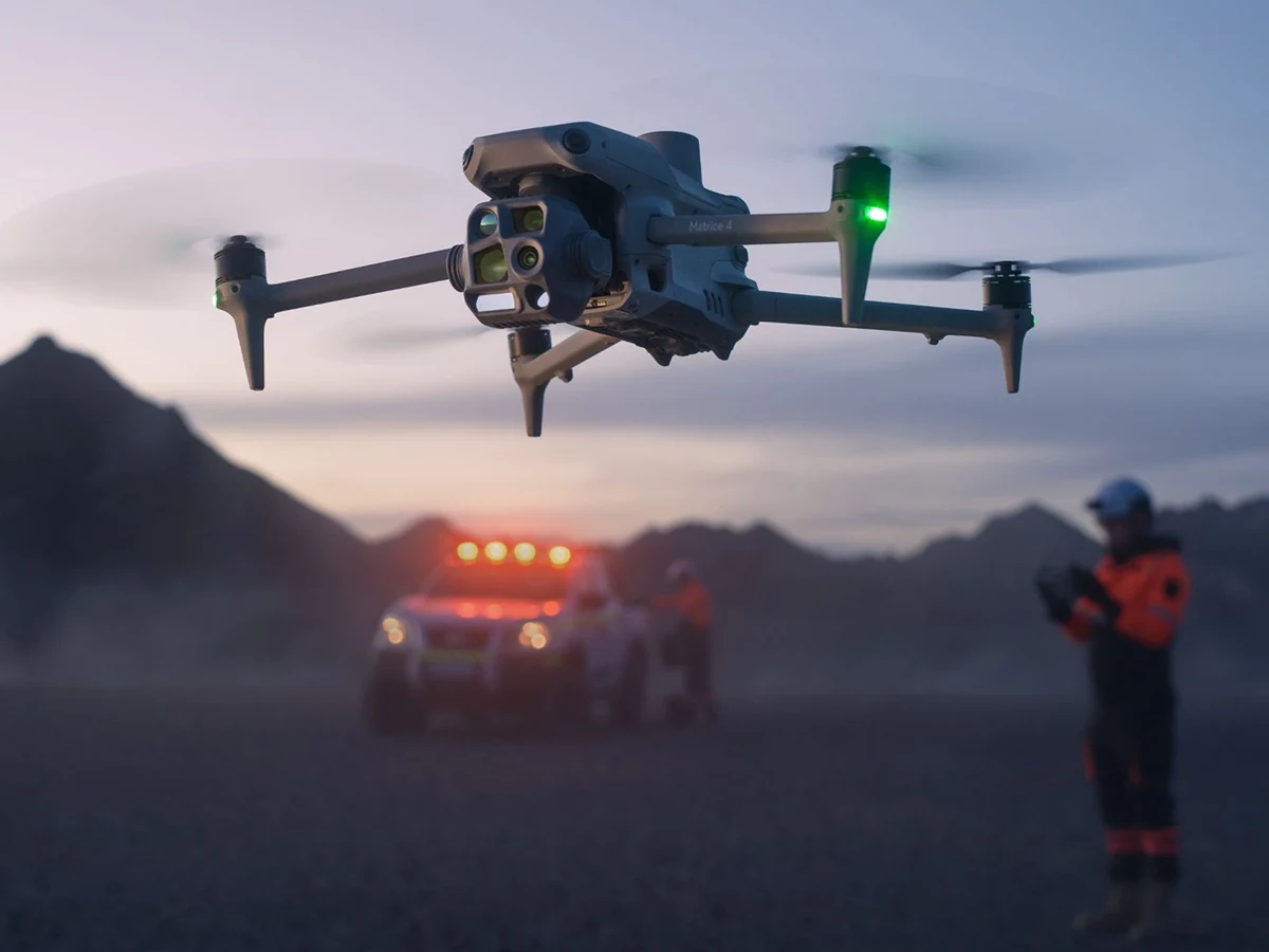 Dron DJI Matrice 4T nad akcją ratowniczą o zmierzchu