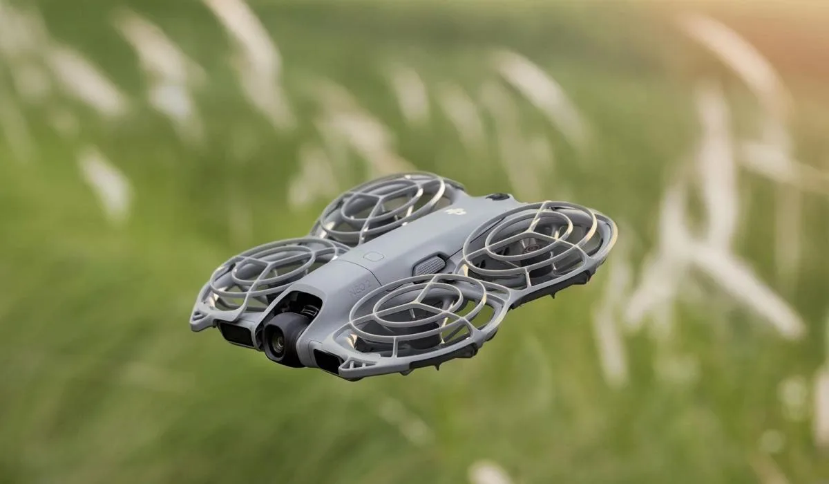 DJI Neo 2 startuje z dłoni i sam leci za Tobą.