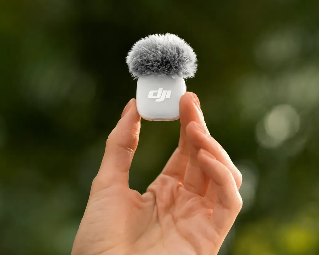 Nadajnik DJI Mic Mini 2 z osłoną przeciwwietrzną w dłoni